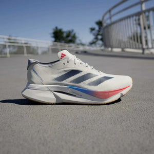 أحذية ADIZERO BOSTON 12 للجري والتدريب والاستعداد للماراثون، مزودة بدعامة من الألياف الزجاجية، للرجال والنساء – من أديداس..