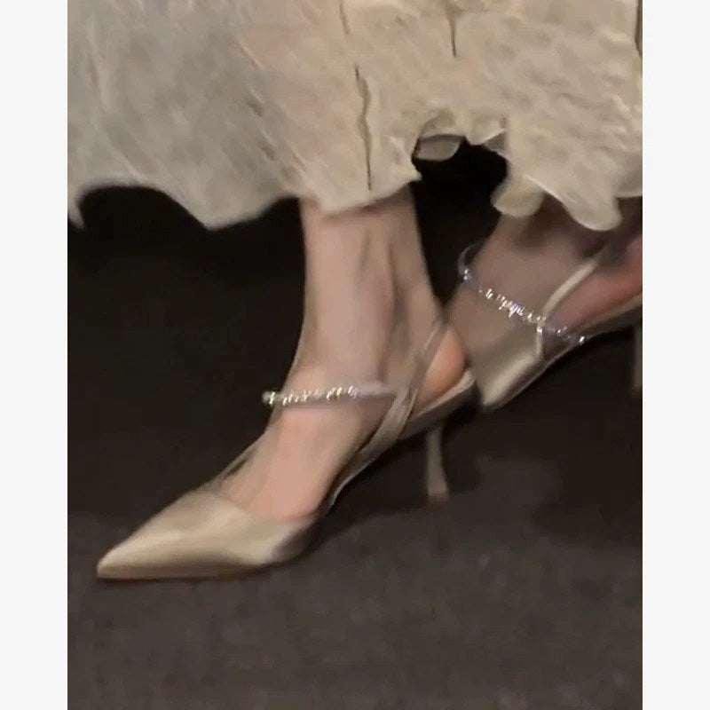 حذاء كعب عالي بتصميم Slingback ومرصع بالكريستال اللامع.