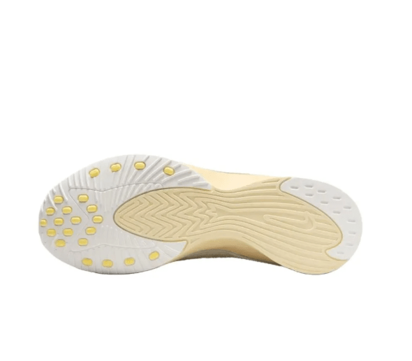 Inspect the durable outsole of Nike Shoes and حذاء نايك الأصلي الذي يضمن راحة شوز نايك، مع ميزات حذاء نسائي مريح وخفيف كاجوال باللون البيج ومواصفات nike schuhe.