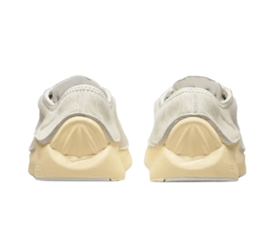The rear view showcases Nike Shoes details, combining the حذاء نايك الأصلي مع ميزات حذاء نسائي مريح وخفيف كاجوال باللون البيج وجودة شوز نايك وتشكيلة nike schuhe.