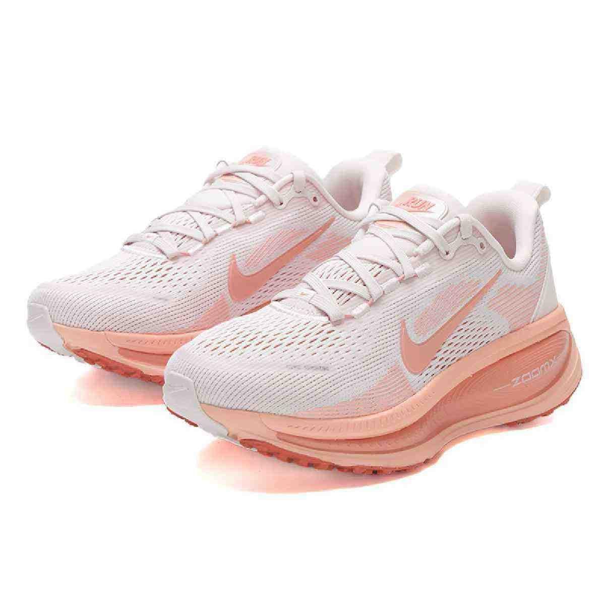 Discover the dynamic perspective of شوز نايك مثل Nike Shoes الفريدة، مع تفاصيل حذاء Nike Vomero 18 للجري للنساء لون وردي ناعم وجودة حذاء نايك الأصلي ضمن تشكيلة nike schuhe.