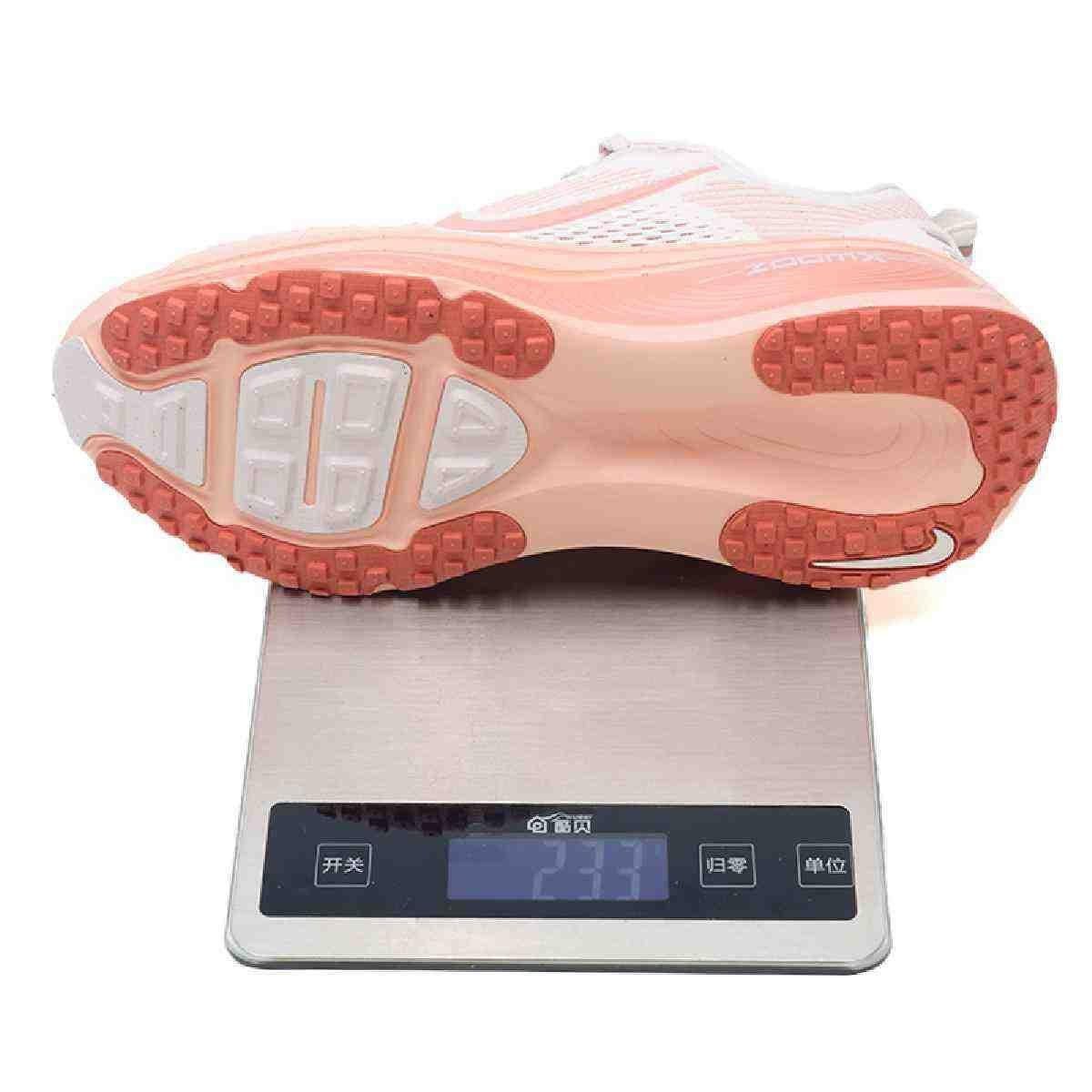 Inspect the lightweight build of Nike Shoes and حذاء نايك الأصلي الذي يضمن راحة شوز نايك، مع ميزات حذاء Nike Vomero 18 للجري للنساء لون وردي ناعم ومواصفات nike schuhe.