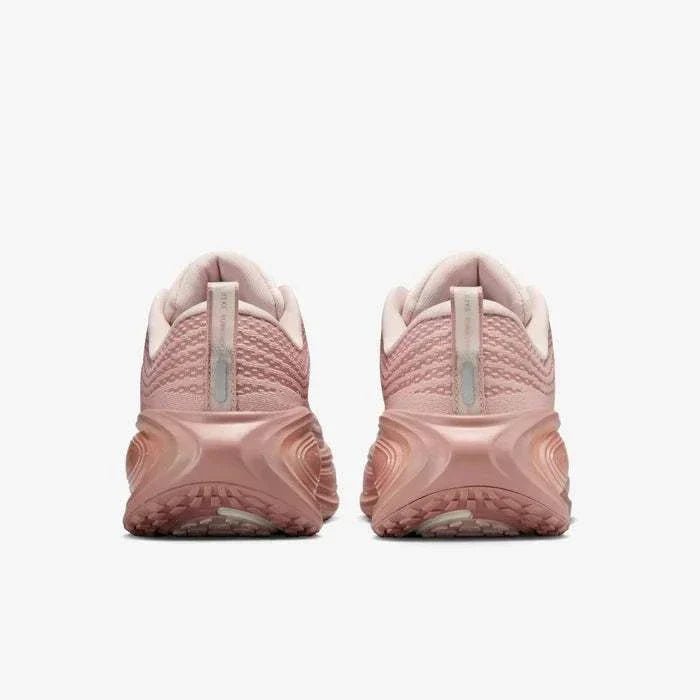 The rear view showcases Nike Shoes and حذاء نايك الأصلي، مع راحة شوز نايك وتفاصيل حذاء Nike Vomero Plus للجري على الطرق للنساء ولمسات nike schuhe.