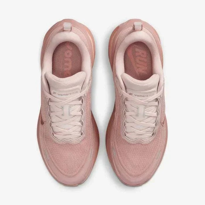 The top view highlights Nike Shoes and حذاء نايك الأصلي، مع روعة شوز نايك ومواصفات حذاء Nike Vomero Plus للجري على الطرق للنساء وتصميم nike schuhe.