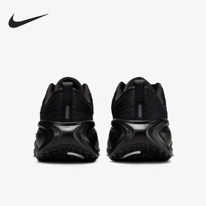 The rear view showcases Nike Shoes details, combining the حذاء نايك الأصلي مع ميزات حذاء Nike Vomero Plus للجري على الطرق للنساء وجودة شوز نايك وتشكيلة nike schuhe.