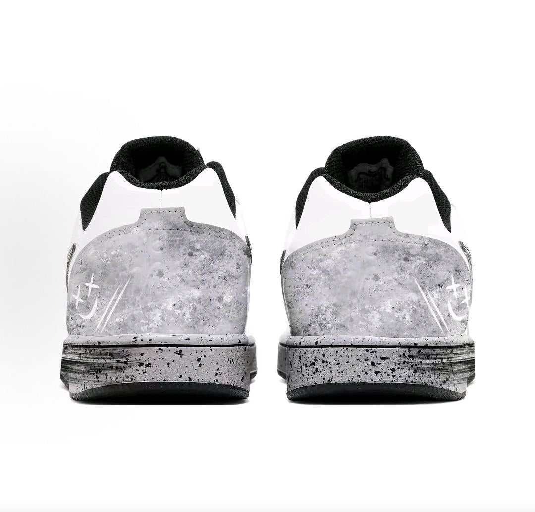 The rear view showcases the heel details of Nike Shoes, combining the حذاء نايك الأصلي مع ميزات حذاء نايكي مون رمادي وأبيض | Nike Moon Grey & White وجودة شوز نايك وتشكيلة nike schuhe.