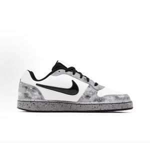 The angled perspective highlights Nike Shoes craftsmanship, showcasing the حذاء نايك الأصلي مع حذاء نايكي مون رمادي وأبيض | Nike Moon Grey & White ضمن أفضل موديلات شوز نايك وتصاميم nike schuhe.