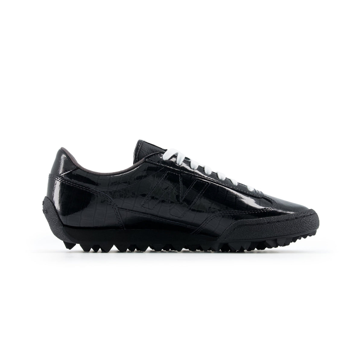 حذاء New Balance أسود لامع تصميم أنيق - رفعة