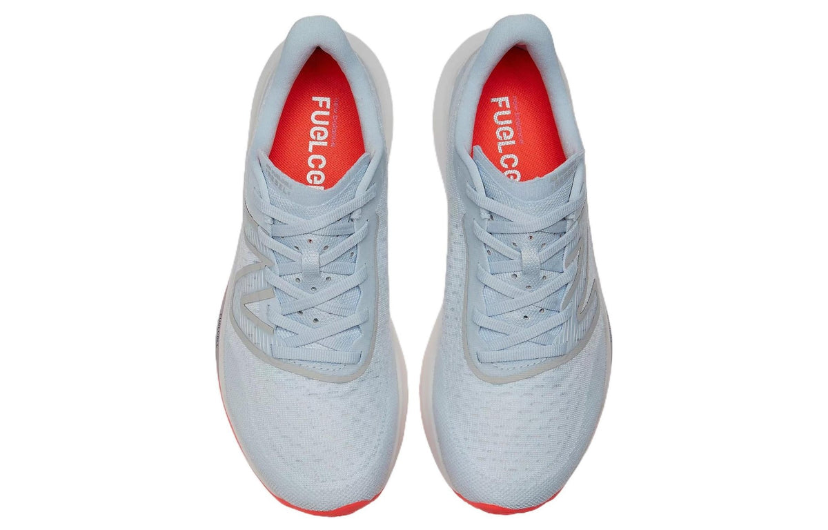 حذاء New Balance FuelCell Rebel v4 للجري بتصميم خفيف وألوان زاهية - رفعة