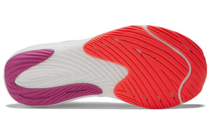 حذاء New Balance FuelCell Rebel v4 للجري بتصميم خفيف وألوان زاهية - رفعة