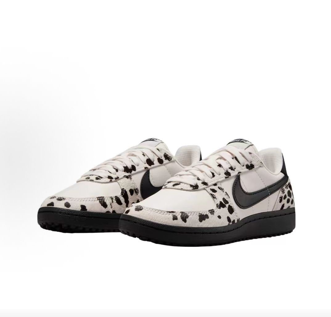 حذاء Nike رياضي مميز بنقشة البقر أبيض وأسود - رفعة