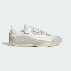 حذاء نسائي عصري من أديداس adidas.