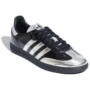 النعل المطاطي الأسود بالكامل في حذاء adidas Samba Tuxedo