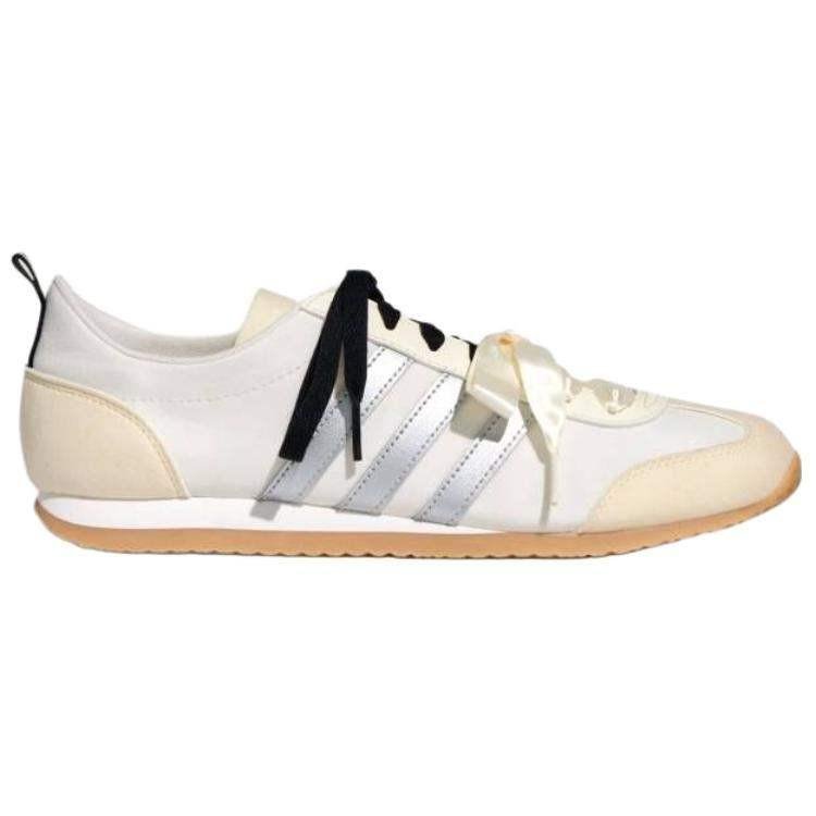 حذاء Sneakers أبيض كلاسيكي بأربطة Satin وخطوط فضية.