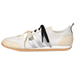 حذاء Sneakers أبيض كلاسيكي بأربطة Satin وخطوط فضية.