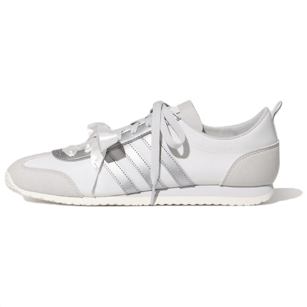 حذاء Sneakers نسائي كاجوال أبيض وفضي بأربطة Ribbon.