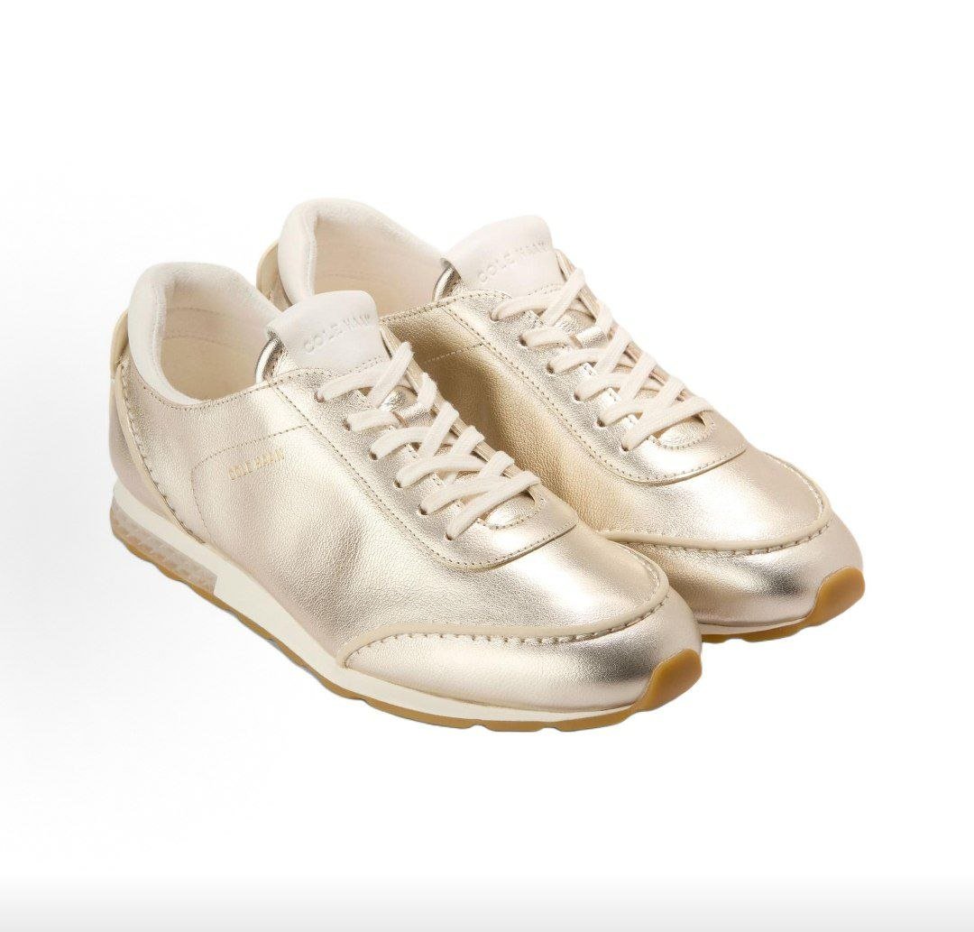 سنيكرز نسائي ذهبي من Cole Haan برباط ناعم لضبط المقاس