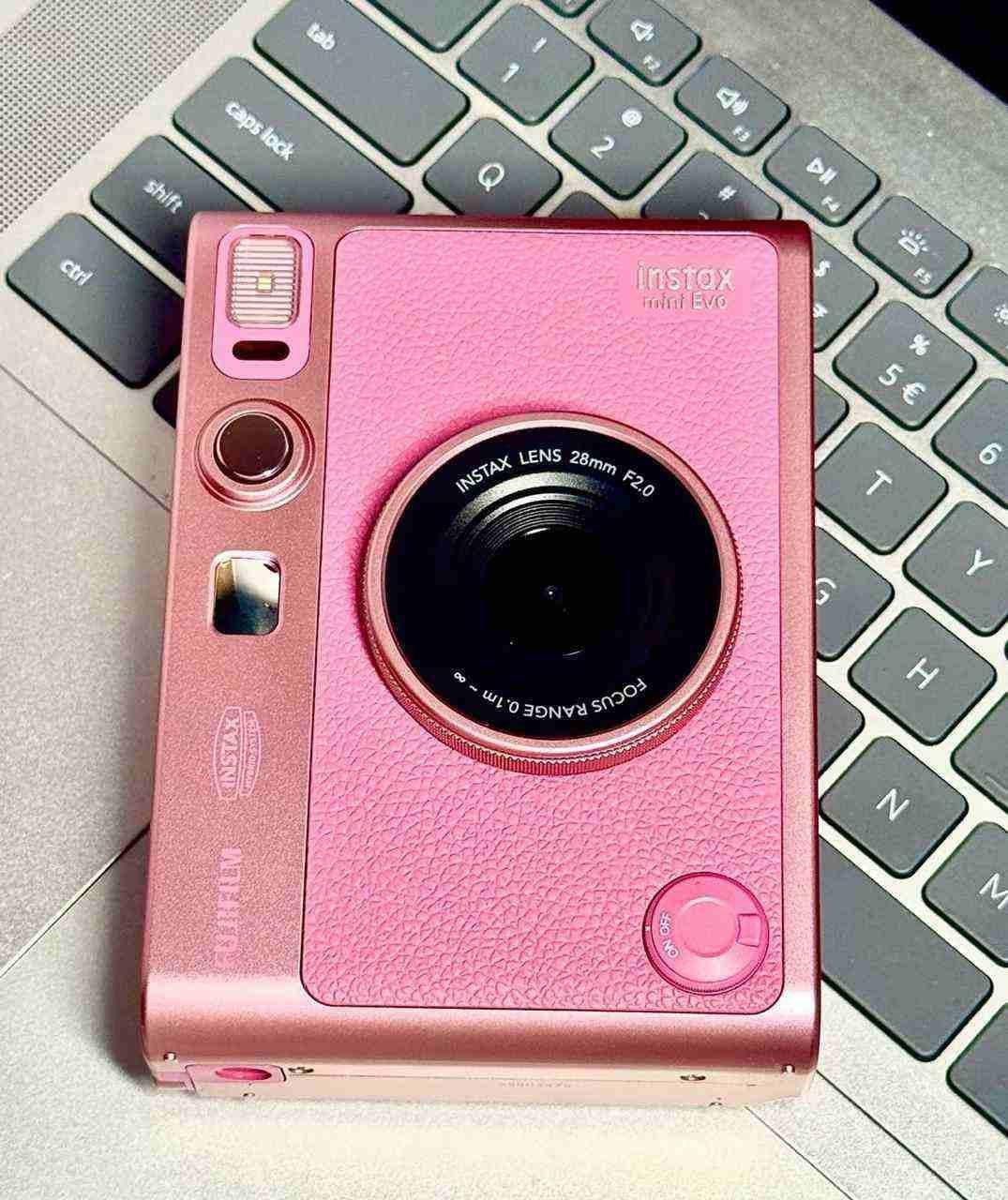 الجزء العلوي لكاميرا Instax Mini Evo يوضح زر التصوير