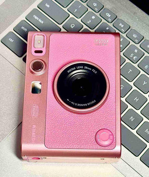 الجزء العلوي لكاميرا Instax Mini Evo يوضح زر التصوير