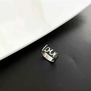 خاتم أنيق من التيتانيوم للمرأة تصميم مزدوج مع كلمة love لإكسسوار عصري بأسلوب عالي الجودة