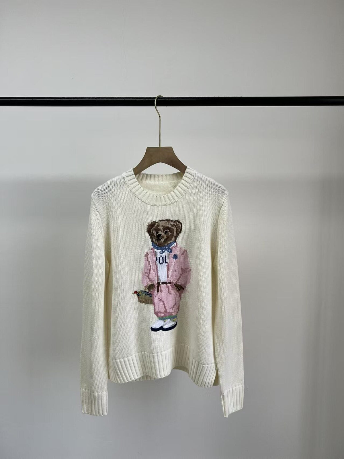 كنزة نسائية محبوكة من القطن مطرزة Bear AW25 بياقة دائرية وأكمام طويلة - رفعة