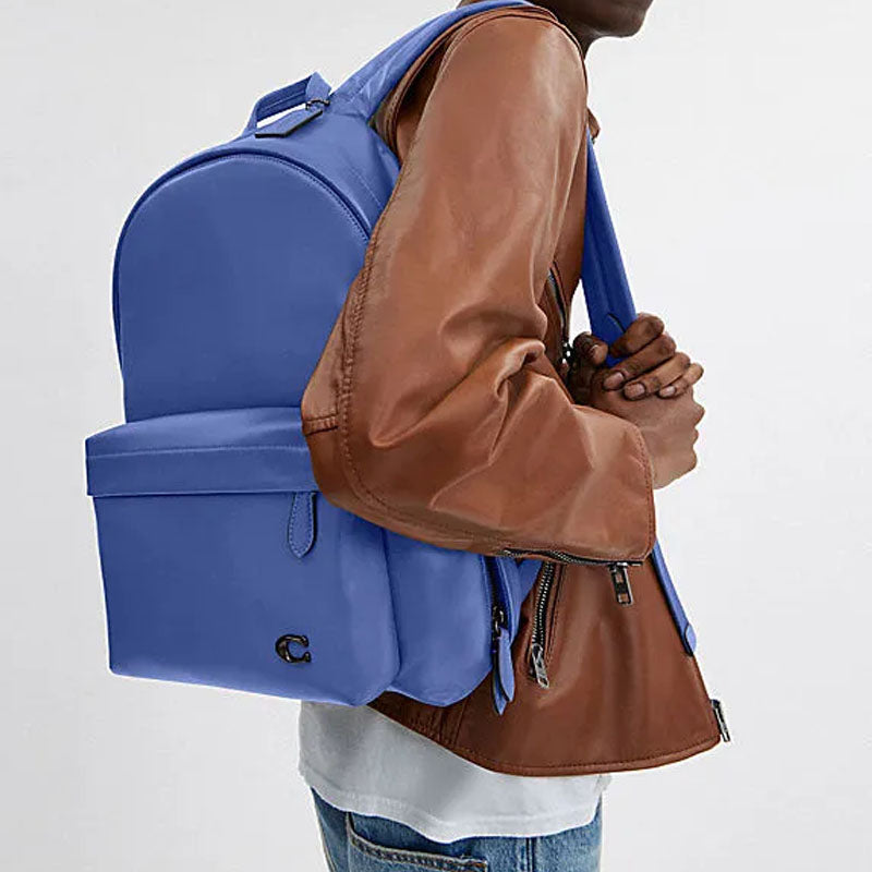 Side view of a man wearing an authentic Coach Westway 32 blue leather backpack, perfect for back-to-school and casual styling.

عرض جانبي لرجل يرتدي حقيبة ظهر كوتش ويست واي 32 أصلية جلد باللون الأزرق، مناسبة للعودة للمدرسة والإطلالات العصرية.