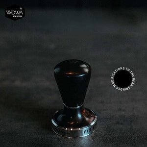 مكبس قهوة WOWA Pullman 58.5 mm مجمعاً على خلفية داكنة
