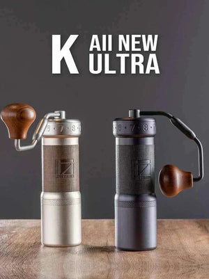 مطحنة قهوة 1Zpresso K-Ultra بخياري اللون على سطح خشبي