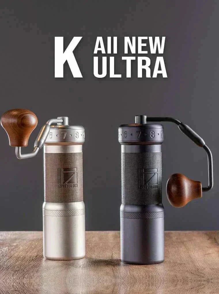 مطحنة قهوة 1Zpresso K-Ultra بخياري اللون على سطح خشبي