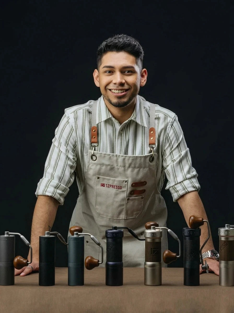 مطحنة قهوة يدوية 1Zpresso K-Ultra بألوان متعددة على طاولة