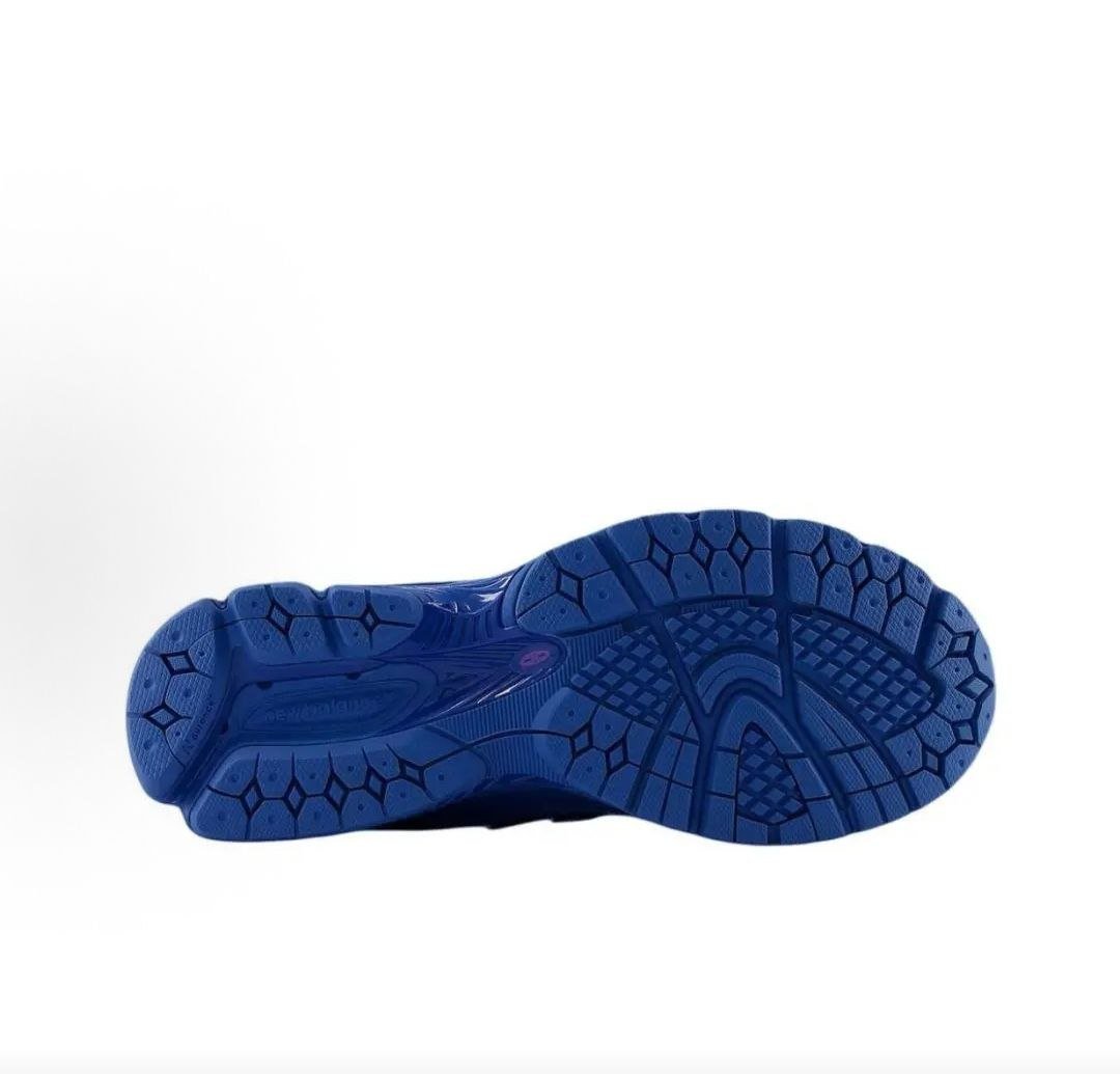 نعل حذاء نيو بالانس الأزرق من الأسفل