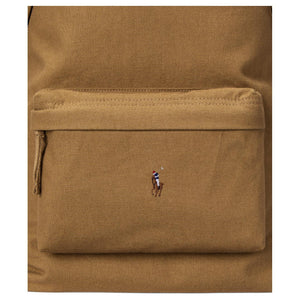 Detailed close-up of the front zipped pocket and signature embroidered pony logo on an authentic camel Polo Ralph Lauren backpack.

لقطة قريبة مكبرة للجيب الأمامي ذي السحاب وشعار المهر المطرز المميز على حقيبة ظهر Polo Ralph Lauren أصلية باللون الجملي