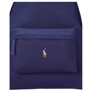 Close-up of the classic embroidered pony logo on the front pocket of an original Ralph Lauren navy blue backpack.

لقطة قريبة لشعار المهر المطرز الكلاسيكي على الجيب الأمامي لحقيبة ظهر رالف لورين أصلية باللون الكحلي.