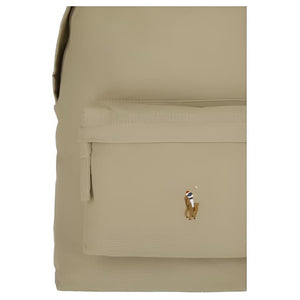 Detailed close-up of the front zipped pocket and iconic embroidered pony logo on an original Ralph Lauren beige backpack.

لقطة قريبة مكبرة للجيب الأمامي ذي السحاب وشعار المهر المطرز الشهير على حقيبة ظهر رالف لورين أصلية باللون البيج.