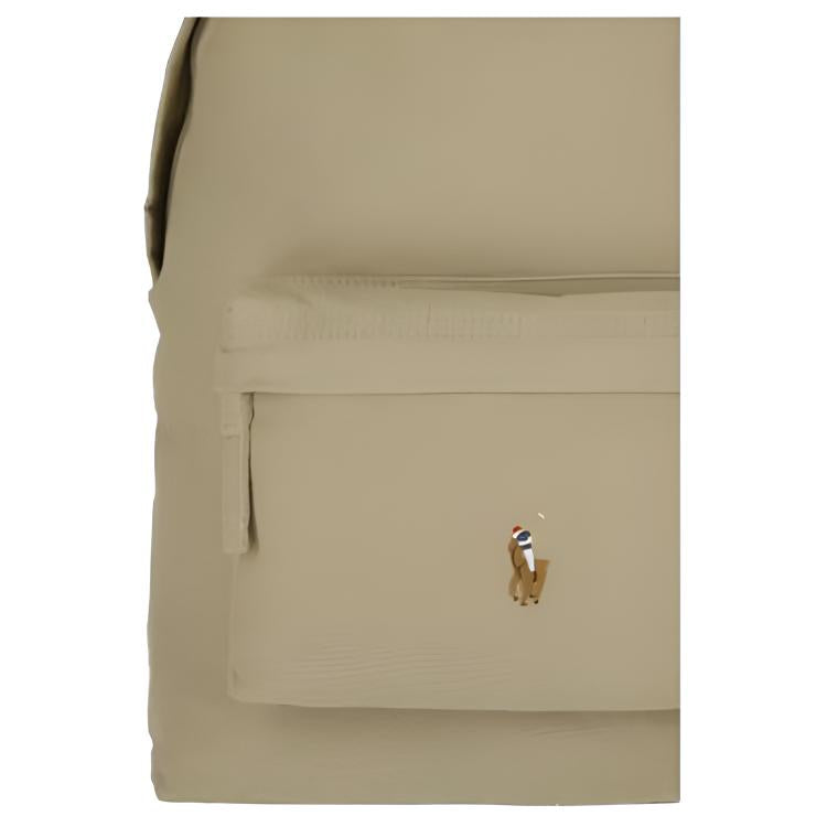 Detailed close-up of the front zipped pocket and iconic embroidered pony logo on an original Ralph Lauren beige backpack.

لقطة قريبة مكبرة للجيب الأمامي ذي السحاب وشعار المهر المطرز الشهير على حقيبة ظهر رالف لورين أصلية باللون البيج.