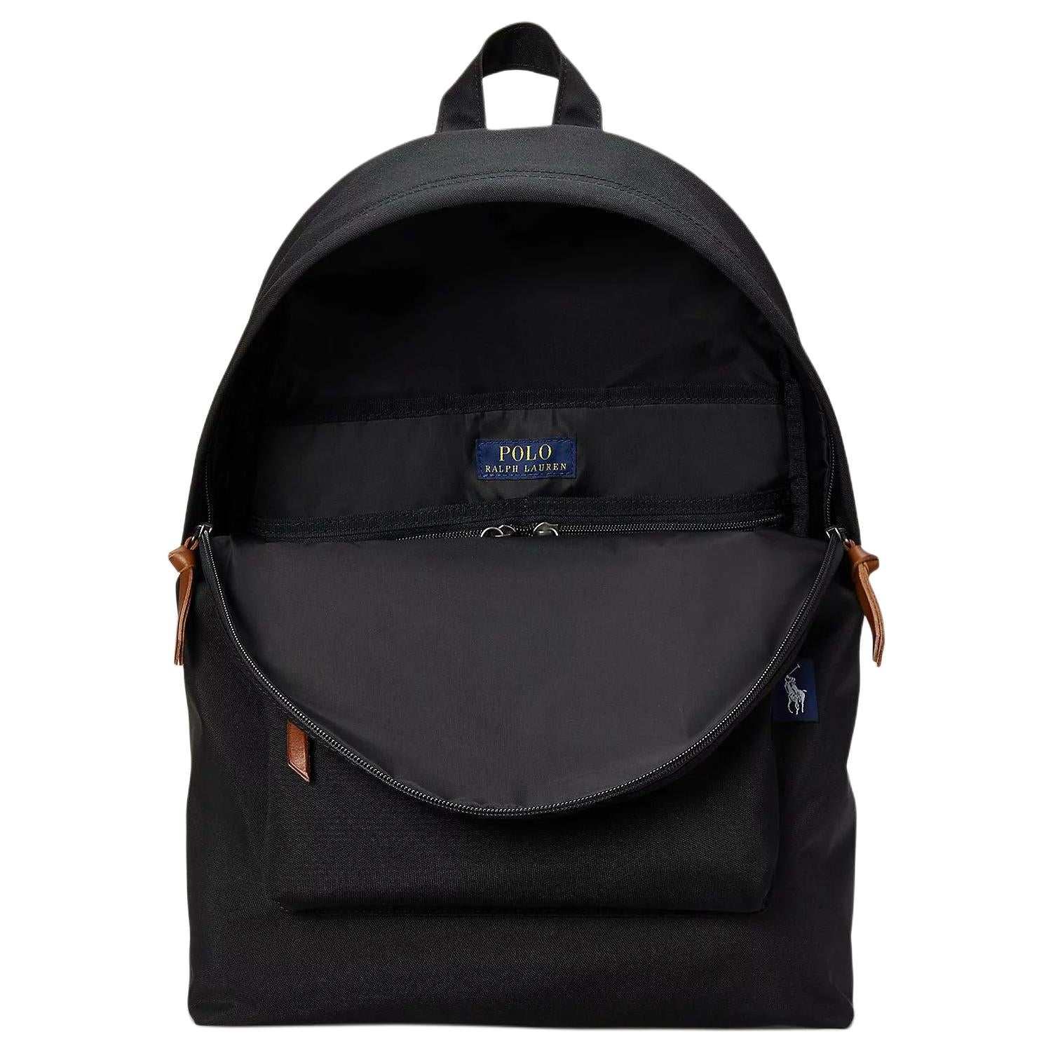 Open interior view of an original Ralph Lauren black school backpack with brown leather zipper pulls showing main compartment and brand label.

عرض داخلي مفتوح لحقيبة ظهر مدرسة رالف لورين أصلية باللون الأسود مع أشرطة سحاب جلدية بنية يوضح المساحة الرئيسية وعلامة الماركة.