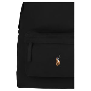 Detailed view of the front zippered pocket and iconic pony logo on a black Polo Ralph Lauren backpack.

عرض تفصيلي للجيب الأمامي ذي السحاب وشعار المهر الشهير على حقيبة ظهر Polo Ralph Lauren باللون الأسود.
