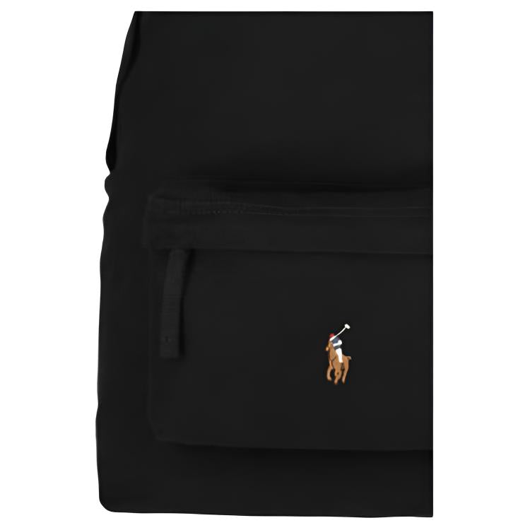 Detailed view of the front zippered pocket and iconic pony logo on a black Polo Ralph Lauren backpack.

عرض تفصيلي للجيب الأمامي ذي السحاب وشعار المهر الشهير على حقيبة ظهر Polo Ralph Lauren باللون الأسود.