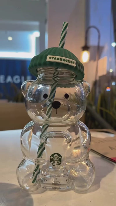كوب زجاجي Starbucks بتصميم الدب مع غطاء سيليكون أخضر.