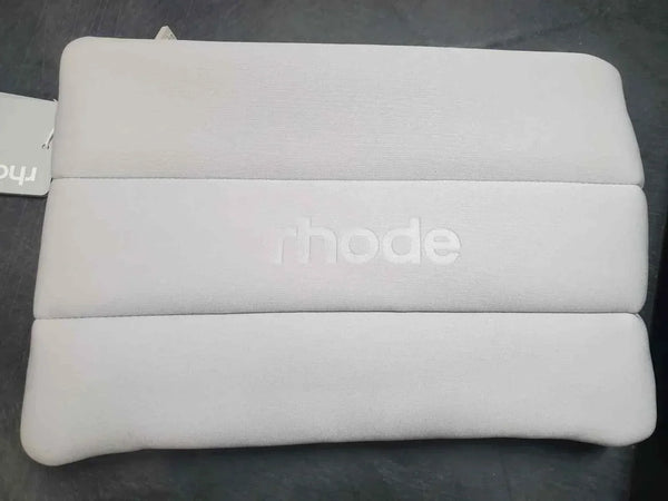 حقيبة مكياج صغيرة من Rhode Kit أنيقة وعملية للسفر وحمل مستحضرات التجميل