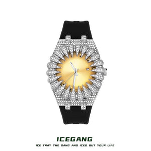 ساعة ICEGANG الذهبية بسوار أسود موضوعة على سطح مستوٍ