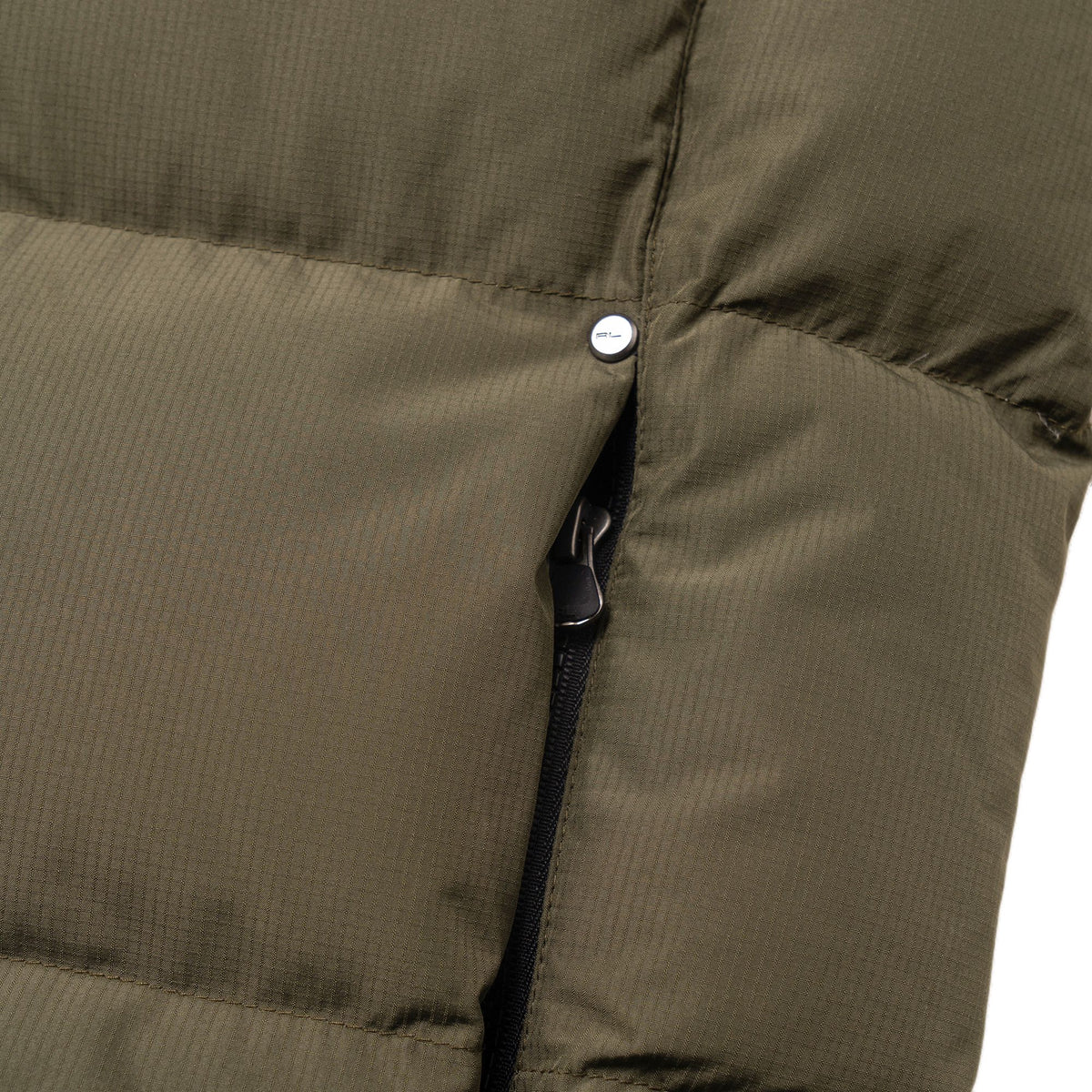 صورة لسديري رجالي أخضر بشعار فارس مطرز باللون الأسود