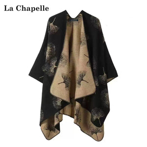 شال شتوي نسائي كيب لاشابيل بالأسود والبيجي بنقشة أوراق، منظر أمامي مفرود