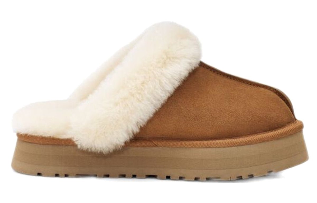 شباشب منزلية بشعار UGG من الجانب باللون الكستنائي