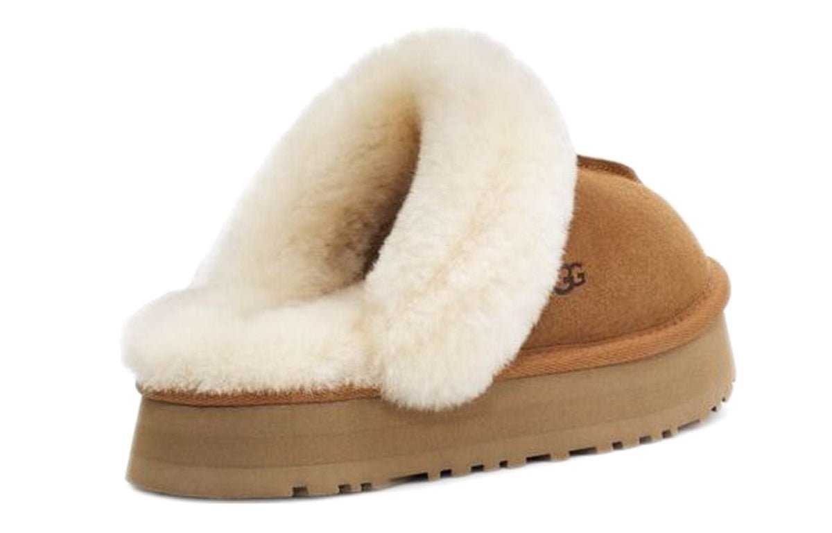 شباشب UGG من الخلف باللون الكستنائي