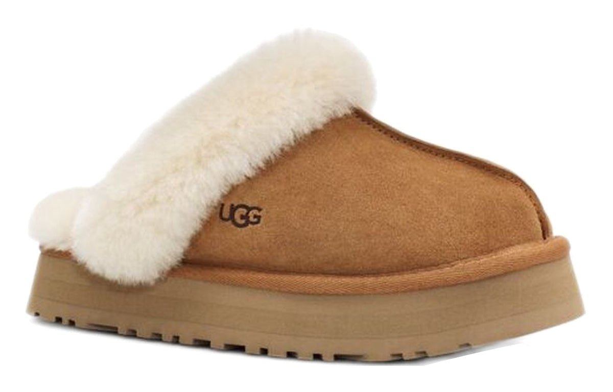 شباشب UGG من الجانب تظهر شعار الماركة
