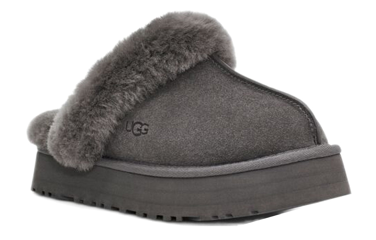 شبشب منزلي بطانة فرو من UGG بزاوية جانبية