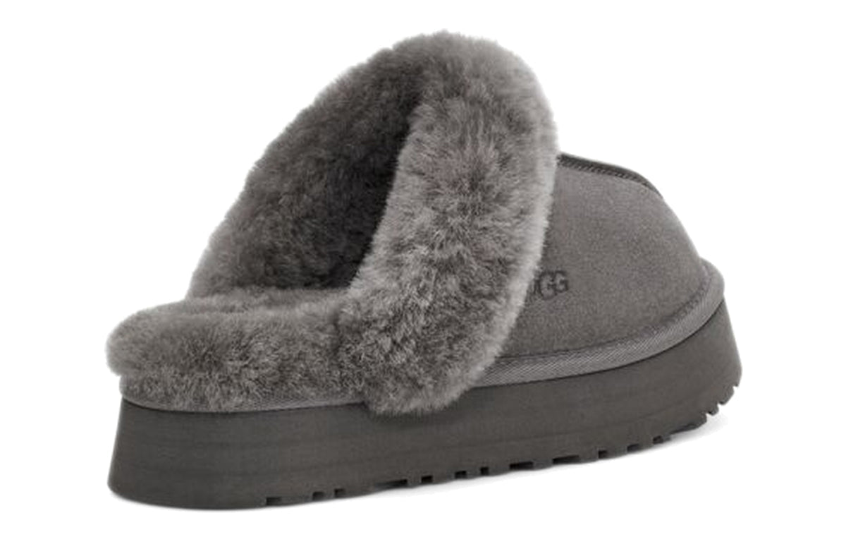 شبشب UGG المنزلي الرمادي من الخلف