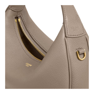 لقطة قريبة للجيب الأمامي بسحاب وإكسسوارات ذهبية اللون في شنطة سيلين