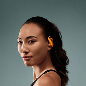 سماعات بلوتوث Beats Powerbeats Pro 2 باللون البرتقالي أثناء الاستخدام